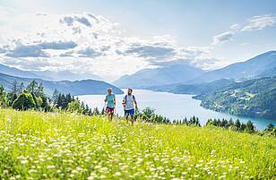 Blühende Almwiesen und schroffe Felsen säumen den Via Paradiso Wanderweg © Gert Perauer_MBN Tourismus