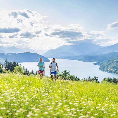 Blühende Almwiesen und schroffe Felsen säumen den Via Paradiso Wanderweg © Gert Perauer_MBN Tourismus
