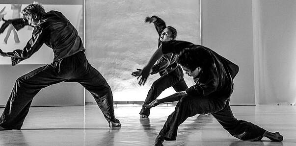 Drei Tänzer performen in Stift Millstatt