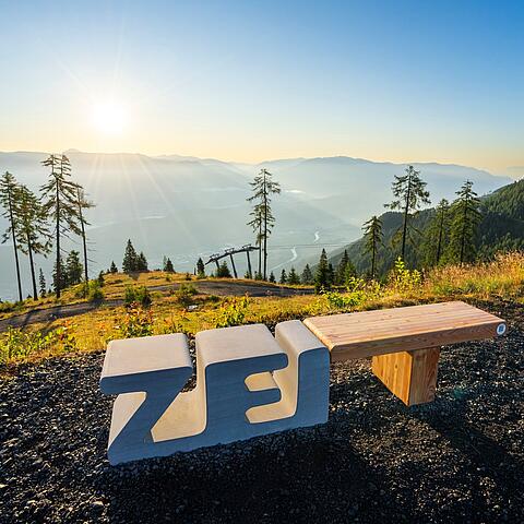 Zeitbank am Goldeck mit Panoramausblick 