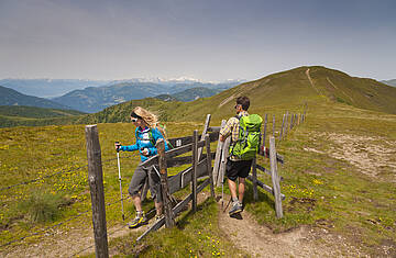 Panoramablick vom Alpe Adria Trail auf die umliegenden Berge und Täler © Franz Gerdl_Kärnten Werbung