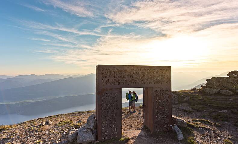 Eine Gruppe von Wanderern auf dem Weg zum Granattor, mit Granatsteinen entlang des Pfades © Franz Gerdl_MBN Tourismus