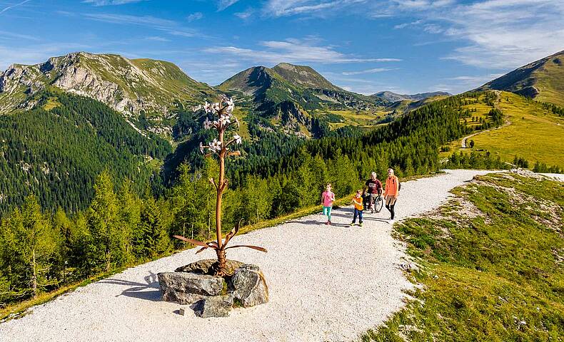 Wanderer genießen die weiten Ausblicke und die frische Bergluft auf der Bergpromenade Brunnach © Michael Stabentheiner_Kärnten Werbung