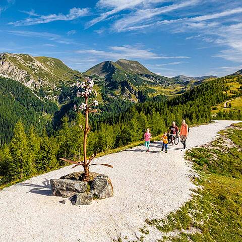 Wanderer genießen die weiten Ausblicke und die frische Bergluft auf der Bergpromenade Brunnach © Michael Stabentheiner_Kärnten Werbung