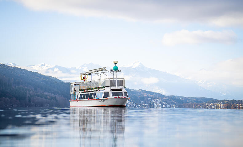 Winterschifffahrt über den Millstätter See im Advent