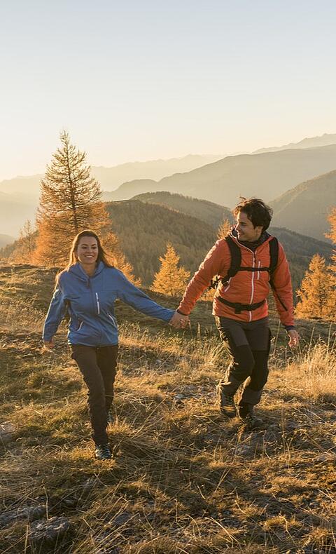 Wandern durch goldene Herbstfarben in den Nockbergen