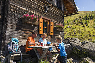 Eine gut besuchte Almhütte in den Nockbergen © Franz Gerdl_MBN Tourismus
