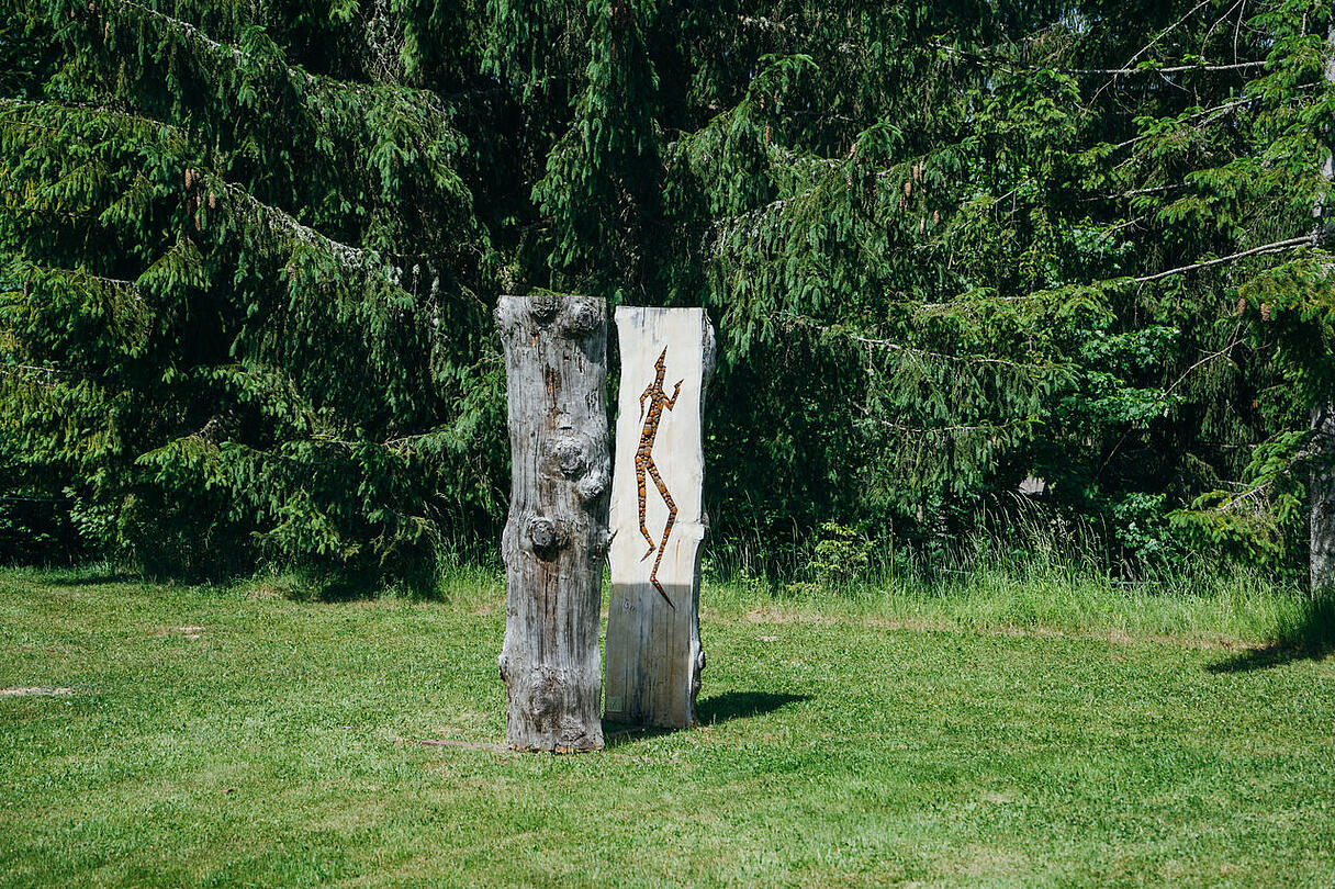 knalliges Grün vorm Schloss Albeck © Sam Strauss_MBN Taourismus