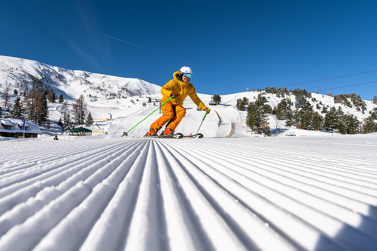 Skifahrer fährt eine frisch präparierte Piste auf der Turracher Höhe hinunter