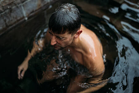 Conscious TIME when taking a cold bath in autumn