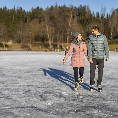 Pärchen fährt am Flatschacher See am Eis entlang