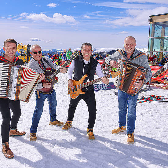 Familien picknicken auf der Wiese und hören der Musik zu © Arno Gruber sen.