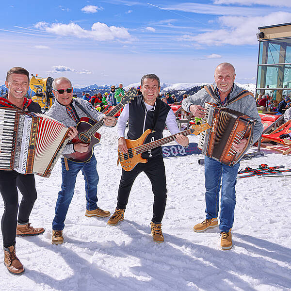 Familien picknicken auf der Wiese und hören der Musik zu © Arno Gruber sen.