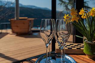 Terrasse beim SeeBad mit Blick auf den Millstätter See und Outdoor-Badewannen Erlebnis