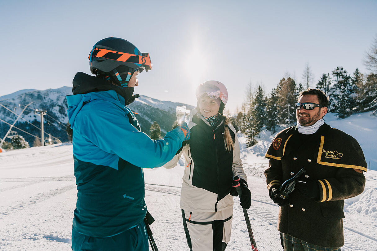 Gemeinsam den Butlerservice der Turracher Höhe genießen 2 Skifahrer mit ihrem Butler auf der Turracher Höhe