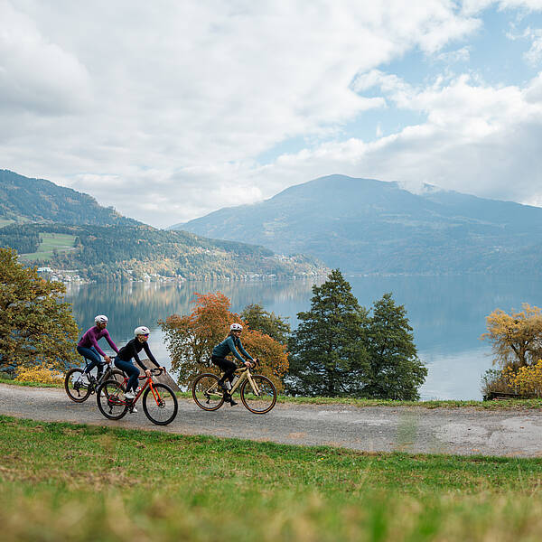 Gravelbike-Gruppe auf dem Millstätter Radweg mit Bergpanorama