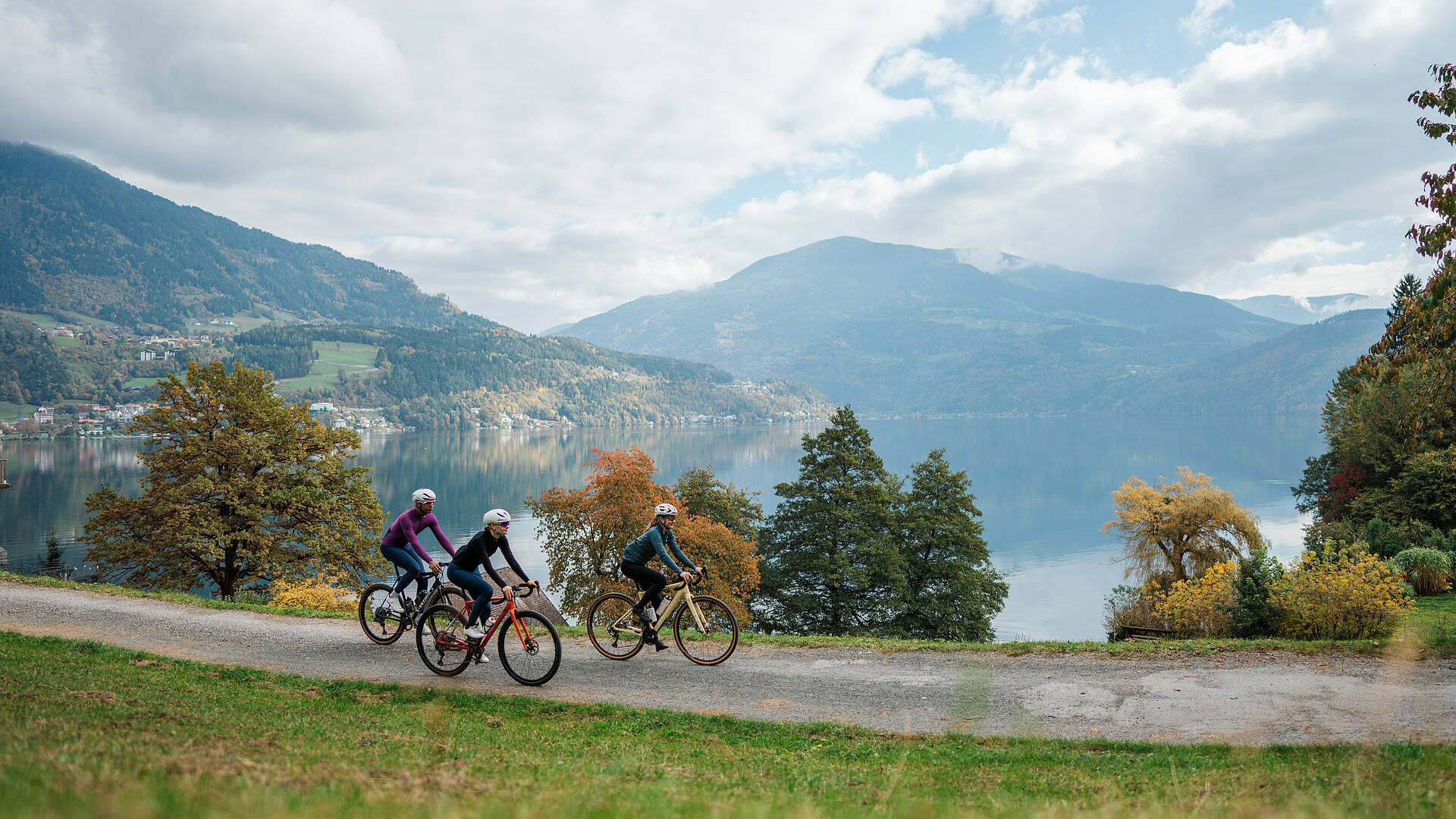 Gravelbike-Gruppe auf dem Millstätter Radweg mit Bergpanorama