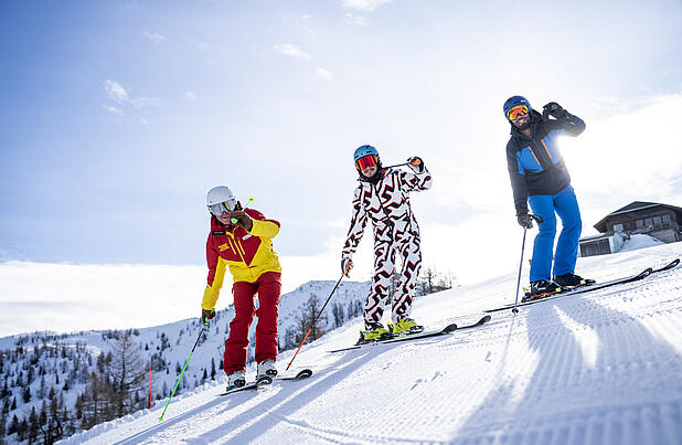 Erwachsene in Skikurs fahren erste Abfahrt im Skigebiet Bad Kleinkirchheim