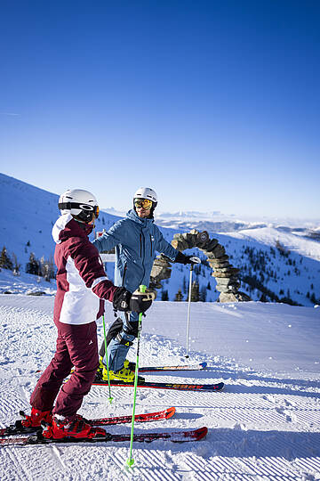 2 Personen machen vom Skifahren Pause