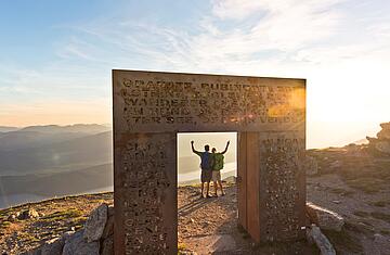 Sonnenaufgang am Granattor, mit leuchtenden Farben und klarer Luft © Franz Gerdl_MBN Tourismus