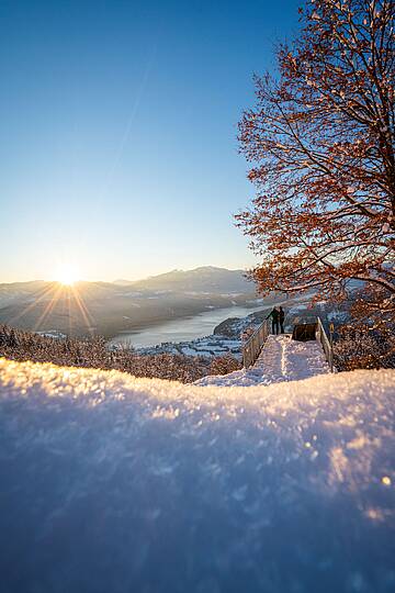 Winterwandern Sternenbalkon Millstaetter See bei Sonnenuntergang© Gert Perauer_MBN Tourismus