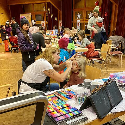 Festliche Kinderschminken-Trends: Glitzernde und bunte Designs für den Advent © Annet van Niehoff