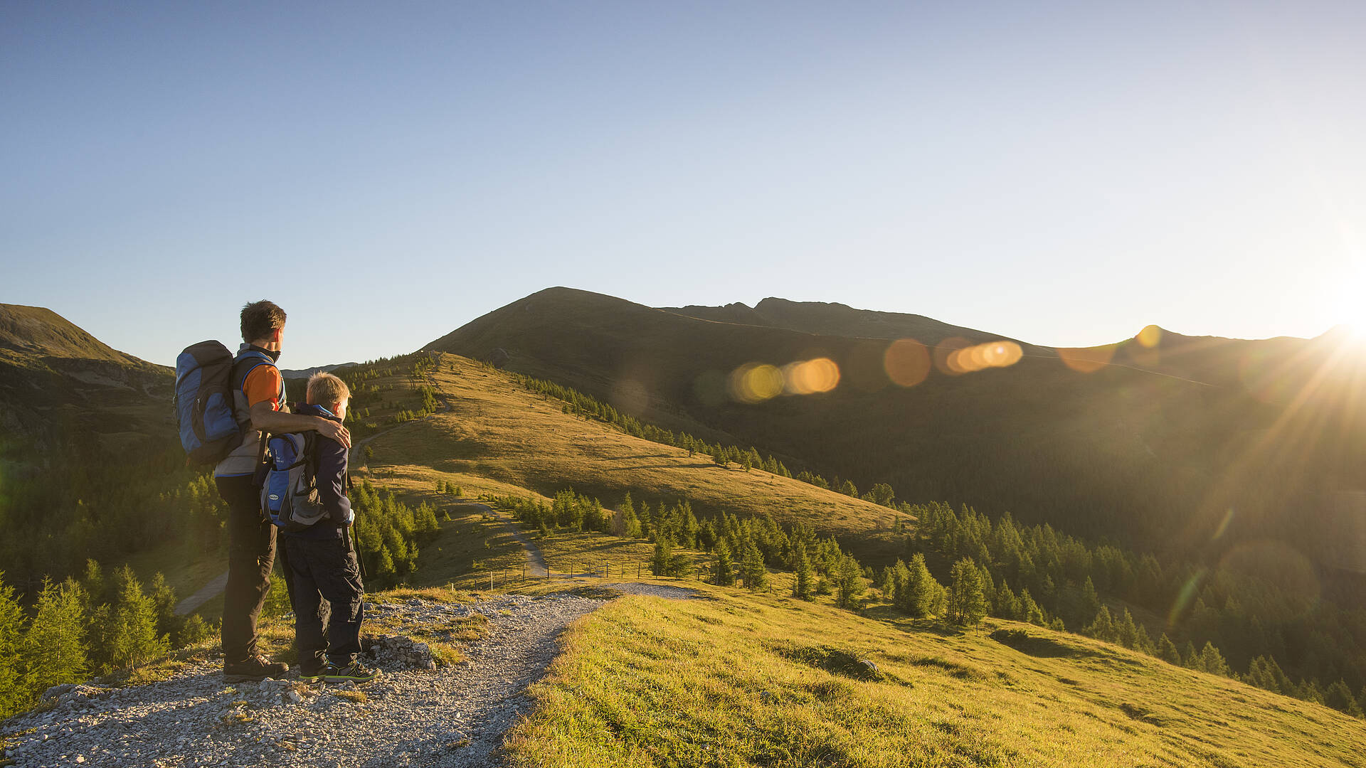 Wanderer genießen die weiten Ausblicke über das Tal und den Millstätter See © Franz Gerdl_MBN Tourismus