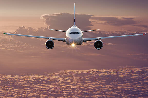 Anreise mit dem Flugzeug BRM © Adobe Stock - Lukas Gojda