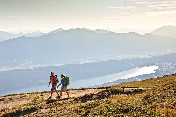 Wanderer genießen die atemberaubende Aussicht vom Granattor aus © Franz Gerdl_MBN Tourismus