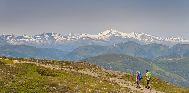 Frühnebel über den grünen Tälern des Alpe Adria Trails © Franz Gerdl_Kärnten Werbung