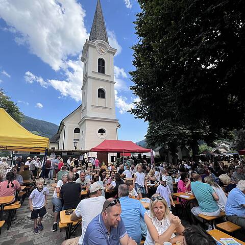 Fischfest Kirchenplatz Feld am See © Luisa Isola_MBN Tourismus