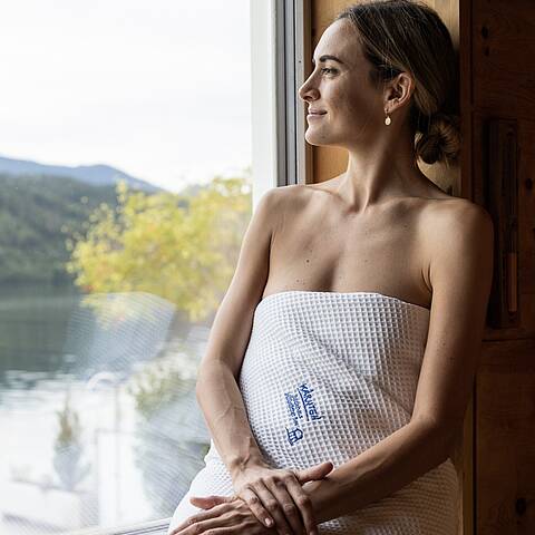 Man genießt die Sonnenstrahlen auf der Terrasse des Badehauses in Millstatt © Gert Perauer_Badehaus Millstätter See