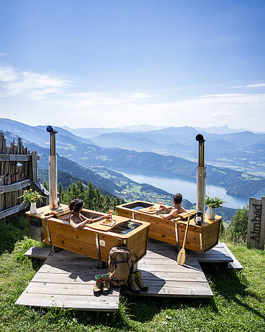 Pärchen genießt AlmBad mit Aussicht auf den Millstätter See