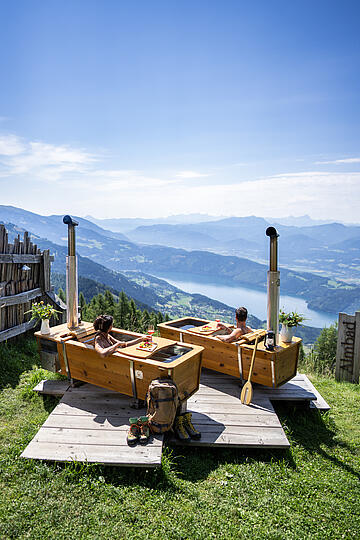 Pärchen genießt AlmBad mit Aussicht auf den Millstätter See