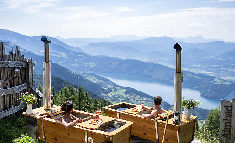 Pärchen genießt AlmBad mit Aussicht auf den Millstätter See