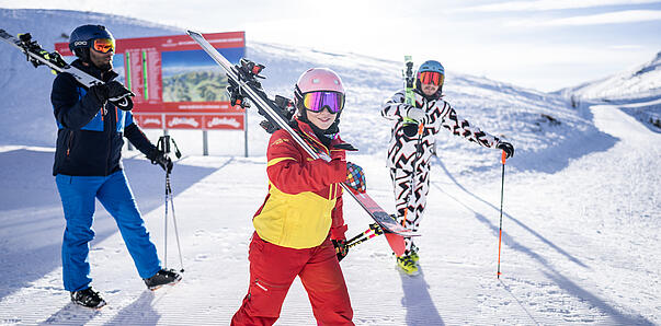 Erwachsene mit Skilehrer beim Start des Skikurses auf sanfter Piste in Bad Kleinkirchheim