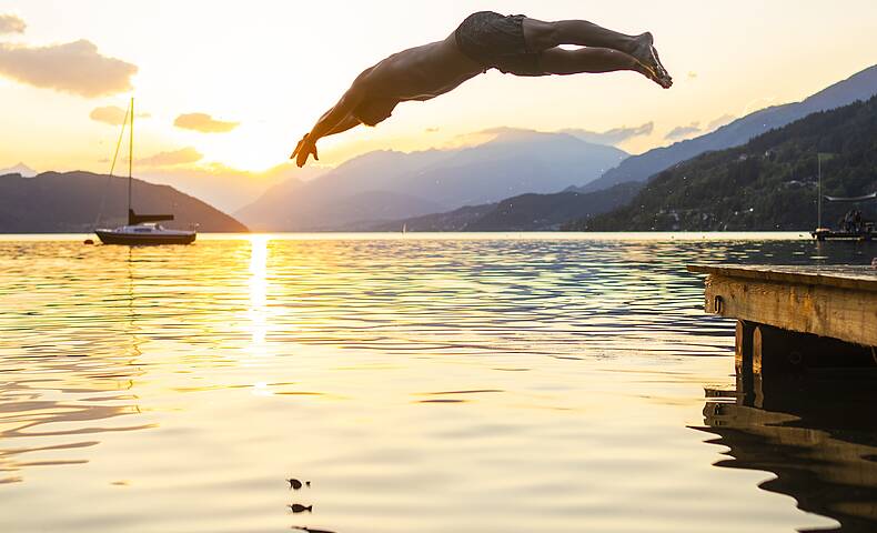 Ein erfrischender Sprung ins Wasser des Millstätter Sees bei Sonnenuntergang © Gert Perauer_MBN Tourismus