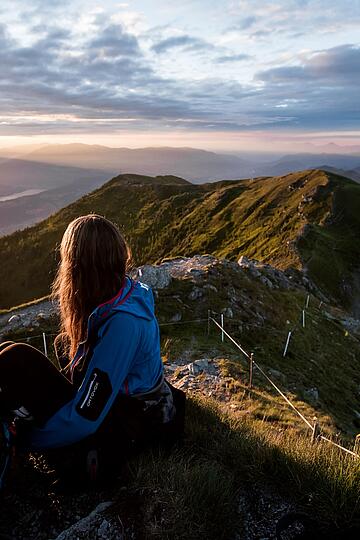 Wandern am Sportberg Goldeck bei Sonnenuntergang © Sam Strauss_Goldeck Bergbahnen