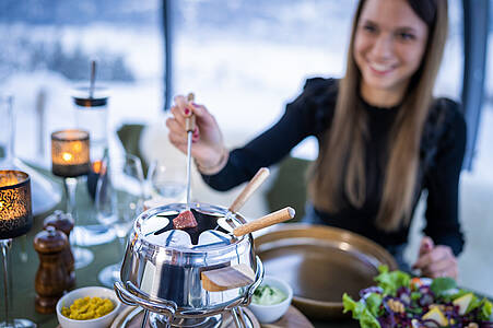 TIME for friends: Snowflake fondue in the glass dome