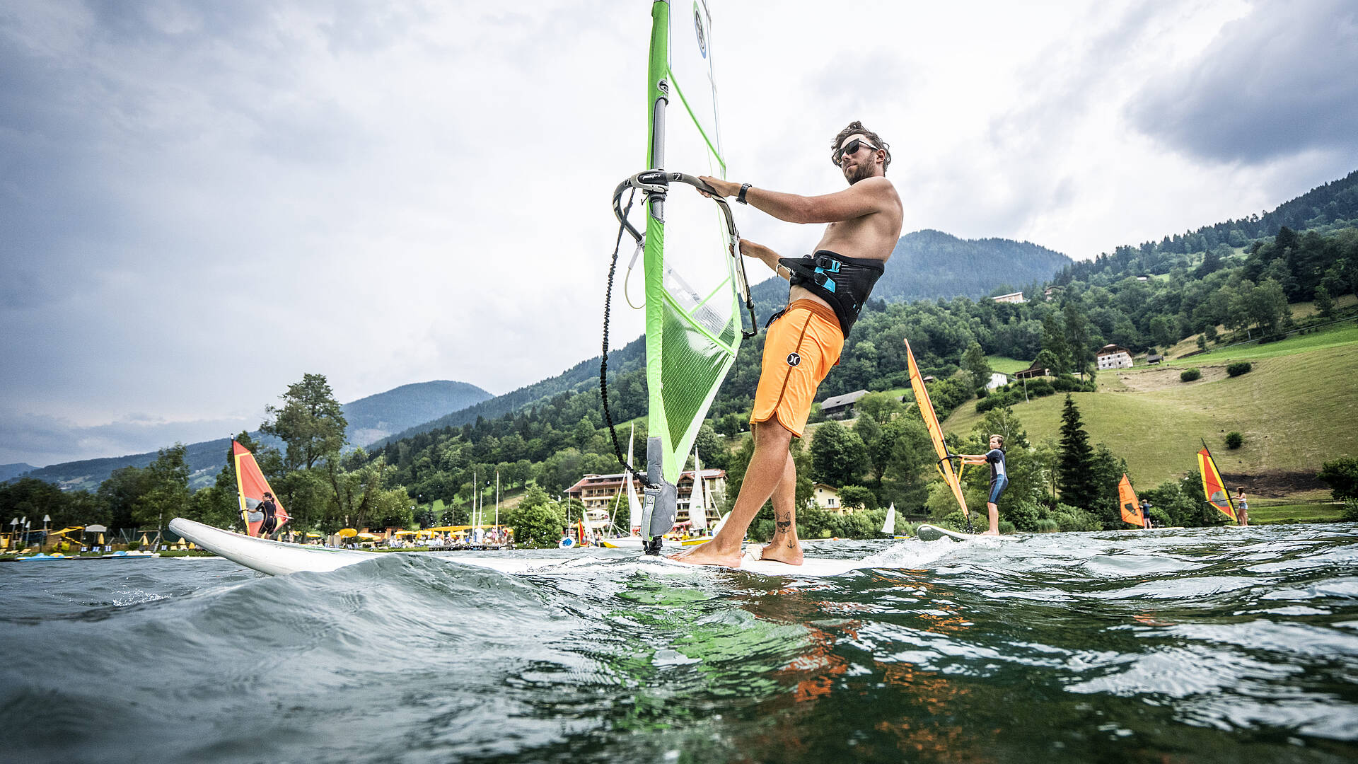 Mit dem Surfboard unterwegs am Millstätter See © Gert Perauer_MBN Tourismus
