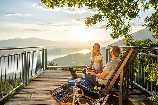 Pärchen genießt bei Sonnenuntergang am Sternenbalkon