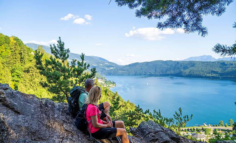 Wanderer genießen die spektakuläre Aussicht entlang des Via Paradiso Wanderwegs © Gert Perauer_MBN Tourismus