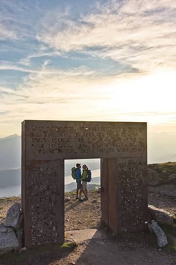 Hand in Hand durch das Granattor © Franz Gerdl_MBN Tourismus