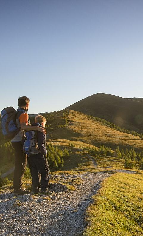 Sonnenaufgang über den Gipfeln der Nockberge, ein perfekter Start in den Wandertag © Franz Gerdl_MBN Tourismus