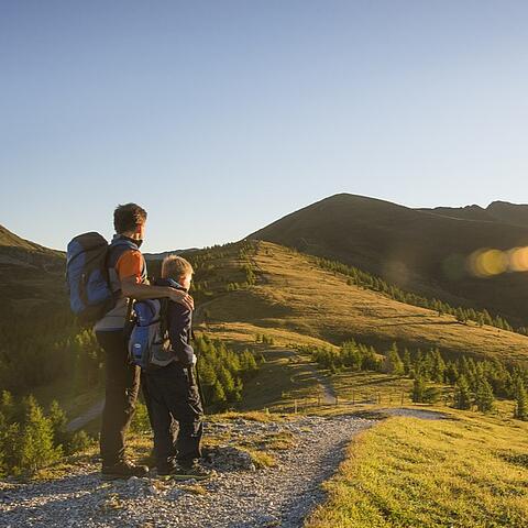 Sonnenaufgang über den Gipfeln der Nockberge, ein perfekter Start in den Wandertag © Franz Gerdl_MBN Tourismus