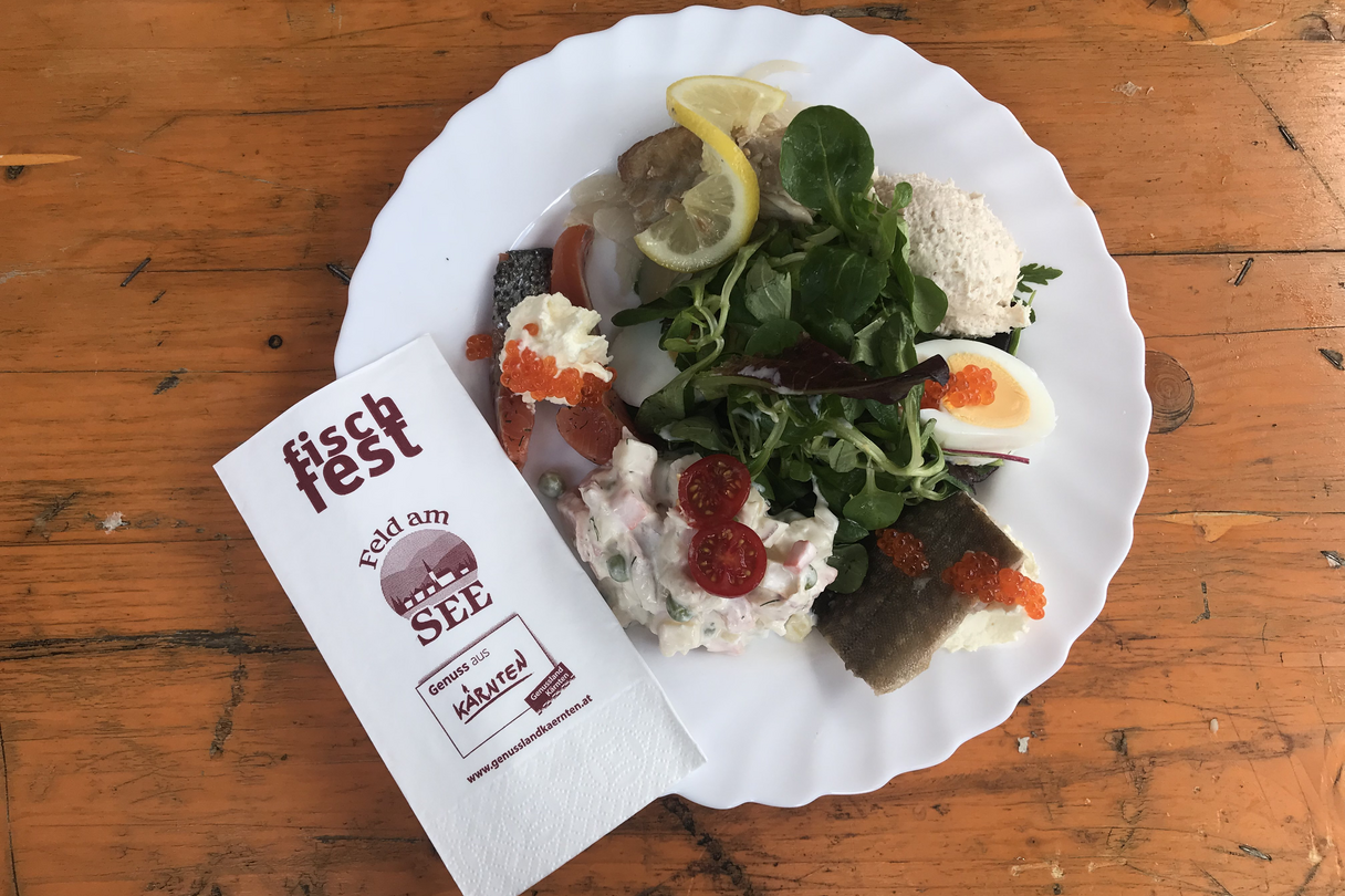 Fischteller mit regionalen Schmankerln © Lena Tisch Fischteller mit regionalen Schmankerln © Lena Tisch