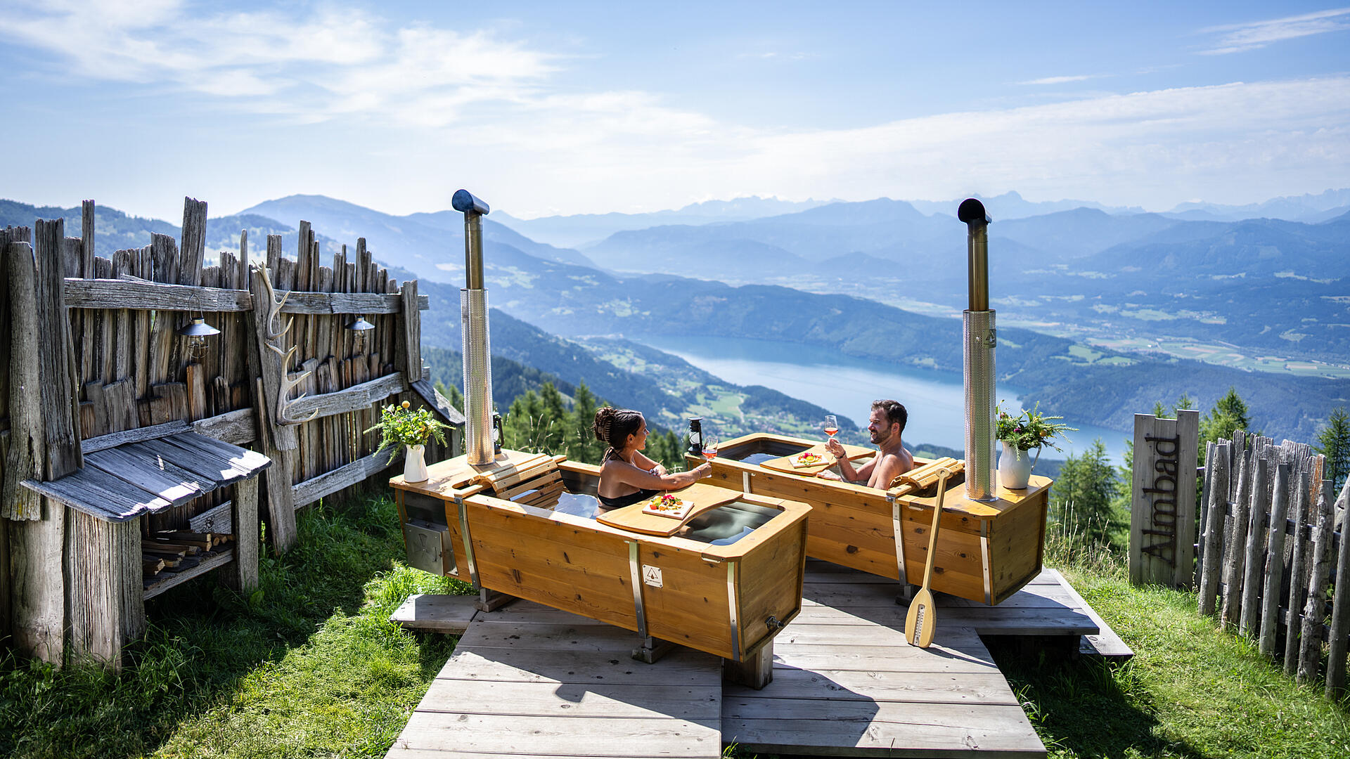 Zwei Outdoorbadewannen mit Blick auf den Millstätter See