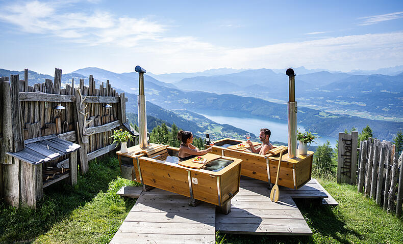 Zwei Outdoorbadewannen mit Blick auf den Millstätter See