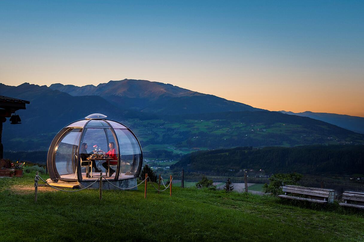 Sommernacht in der Glaskuppel mit Dinner 2 Personen genießen ihr Dinner in der Glaskuppel in einer Sommernacht