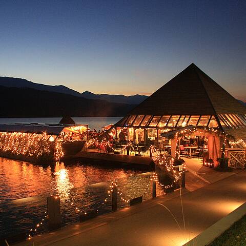 Das Kap am See in den frühen Abendstunden und beleuchtet
